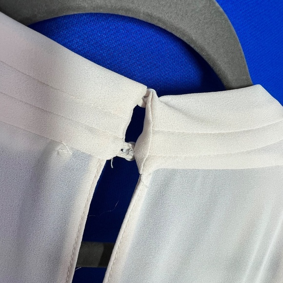 🔥2/$10 |•LUSH•| Cream Semi-sheer Crisscross Top Size Medium - Picture 6 of 7